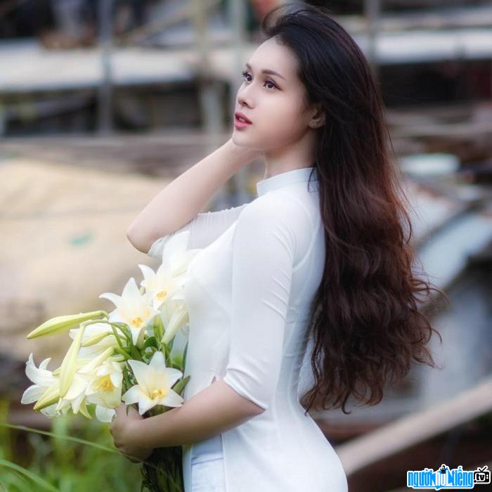 Á hoàng trang sức Nguyễn Huyền Trang đẹp tinh khôi bên hoa loa kèn
