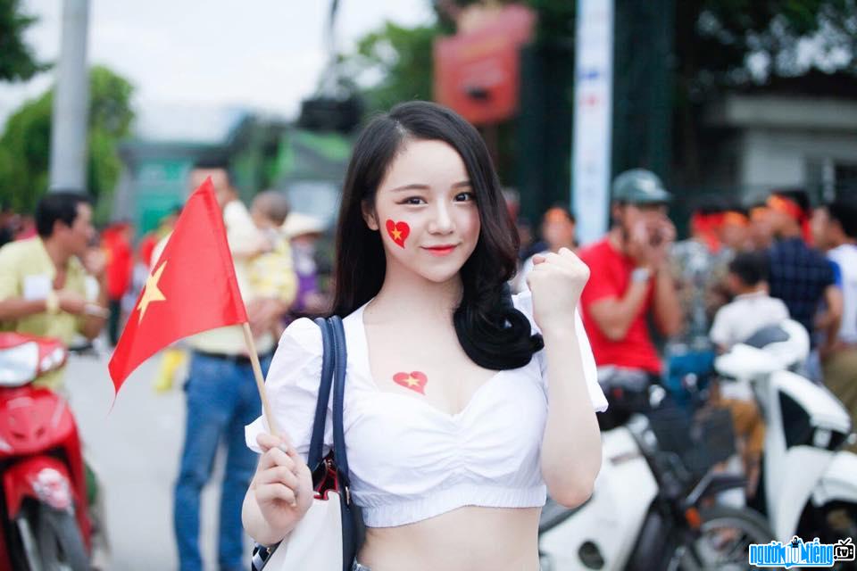 Hình ảnh hot girl Nguyễn Thủy Tiên gợi cảm khi đi cổ vũ cho Việt Nam