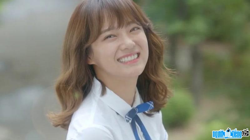 Hình ảnh ca sĩ Kim Se-jeong với nụ cười đáng yêu
