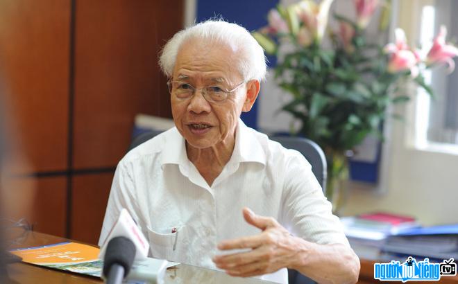 Hình ảnh Giáo sư Hồ Ngọc Đại trong một cuộc phỏng vấn với báo chí