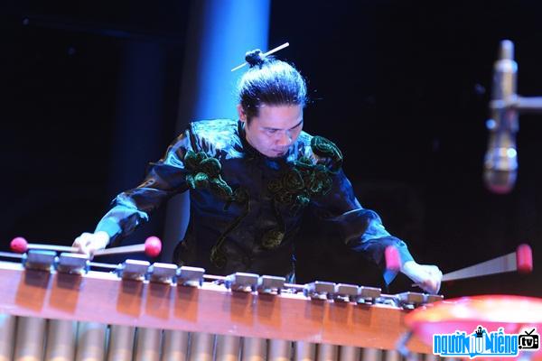 Hình ảnh nghệ sĩ trống Trần Xuân Hòa đang biểu diễn trên sân khấu