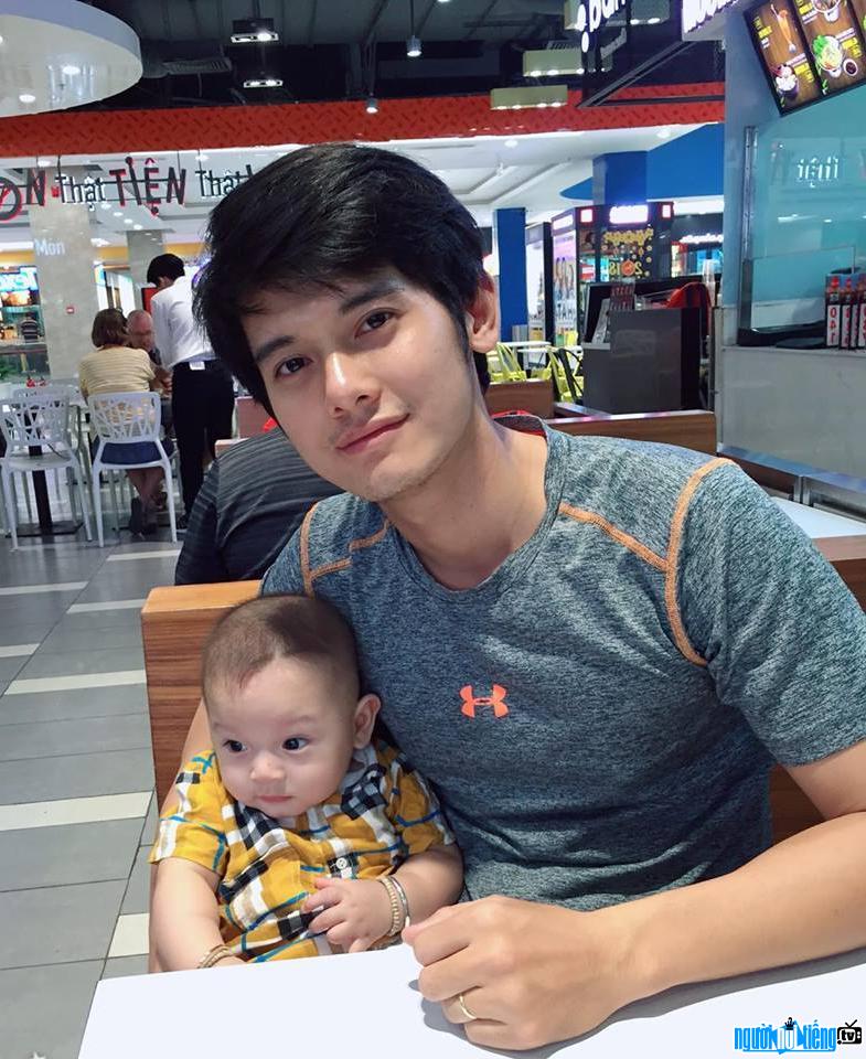 Hình ảnh ca sĩ Quang Thái và con trai đầu lòng