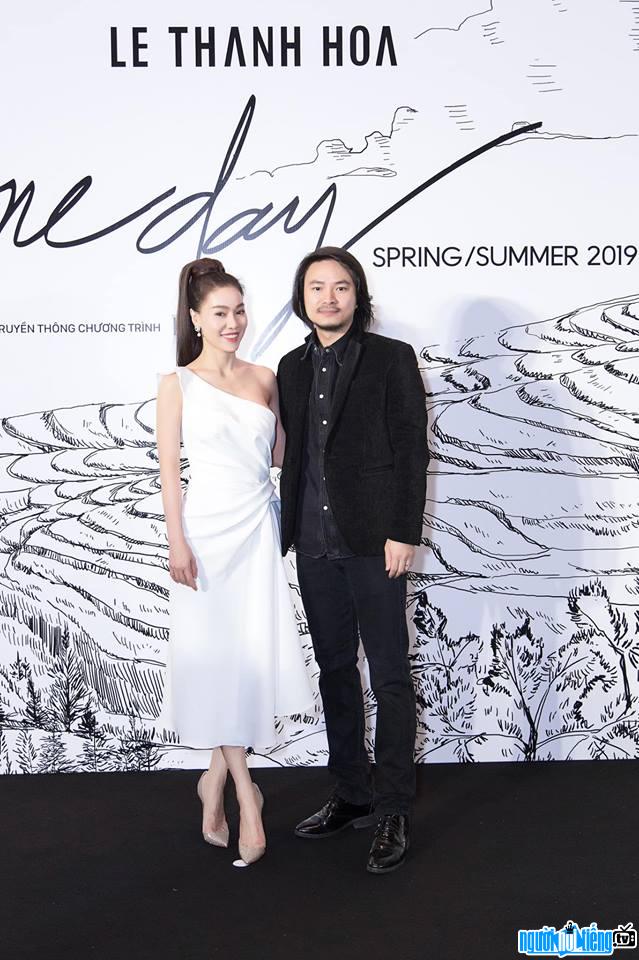 Hoàng Nhật Nam chụp hình cùng vợ là CEO Phạm Kim Dung