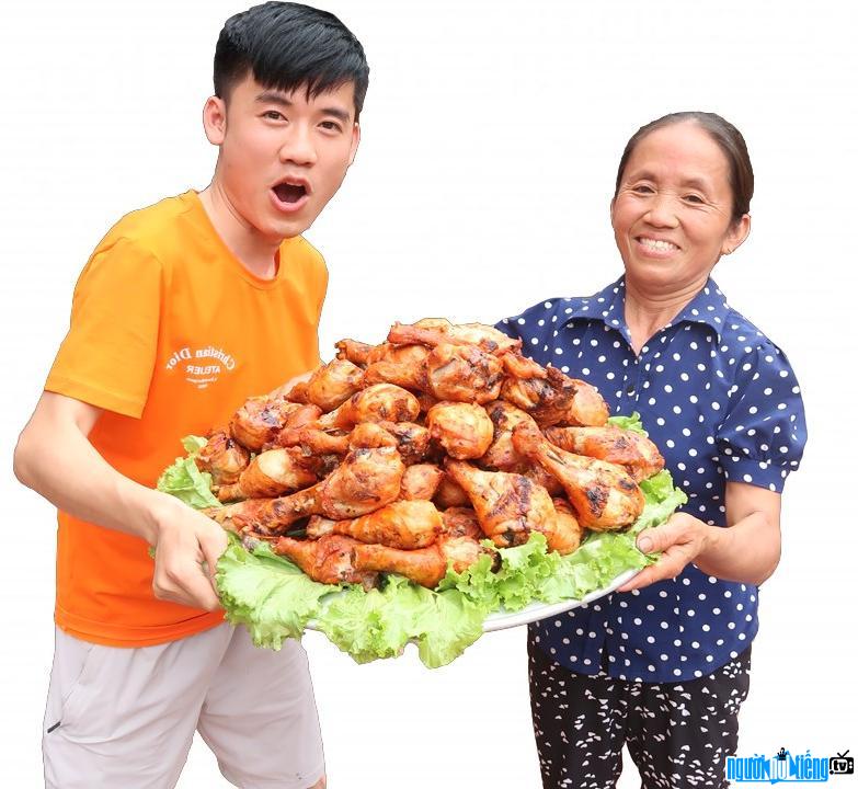 Hưng Vlog cùng mẹ của mình Bà Tân Vlog trong clip nướng 100 chiếc đùi gà