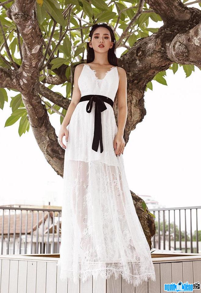 Thanh Huyền xinh đẹp với đầm trắng