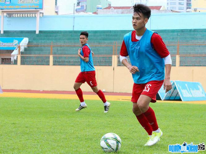 Hình ảnh cầu thủ Hồ Tấn Tài đang tập luyện trên sân cỏ