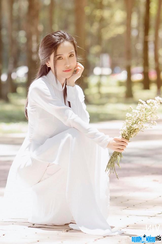 Diễn viên Hương Viên xinh đẹp dịu dàng với áo dài truyền thống