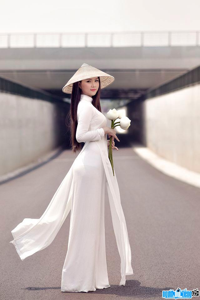 Minh Hoàng khoe trọn 3 vòng hoàn hảo với áo dài trắng