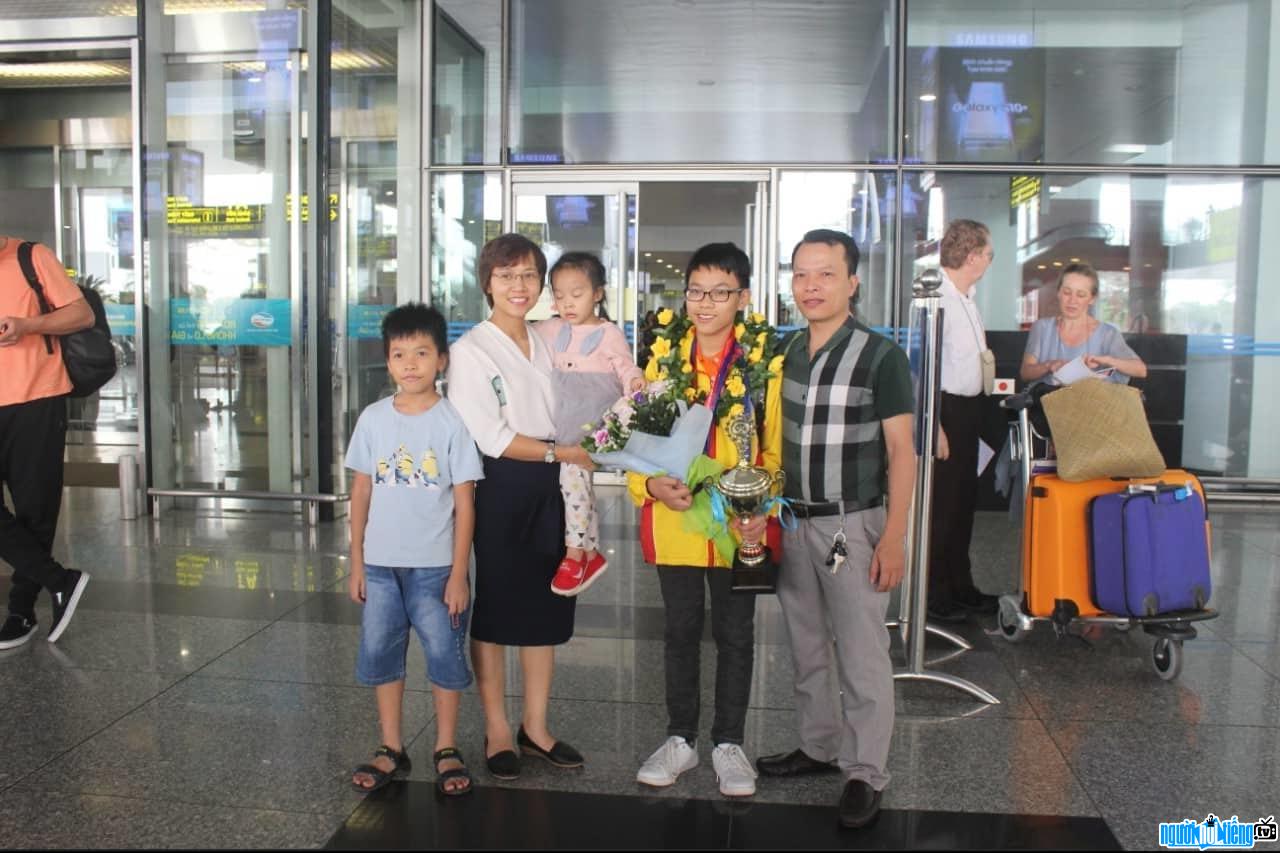 Trần Đăng Minh Quang chụp hình cùng gia đình