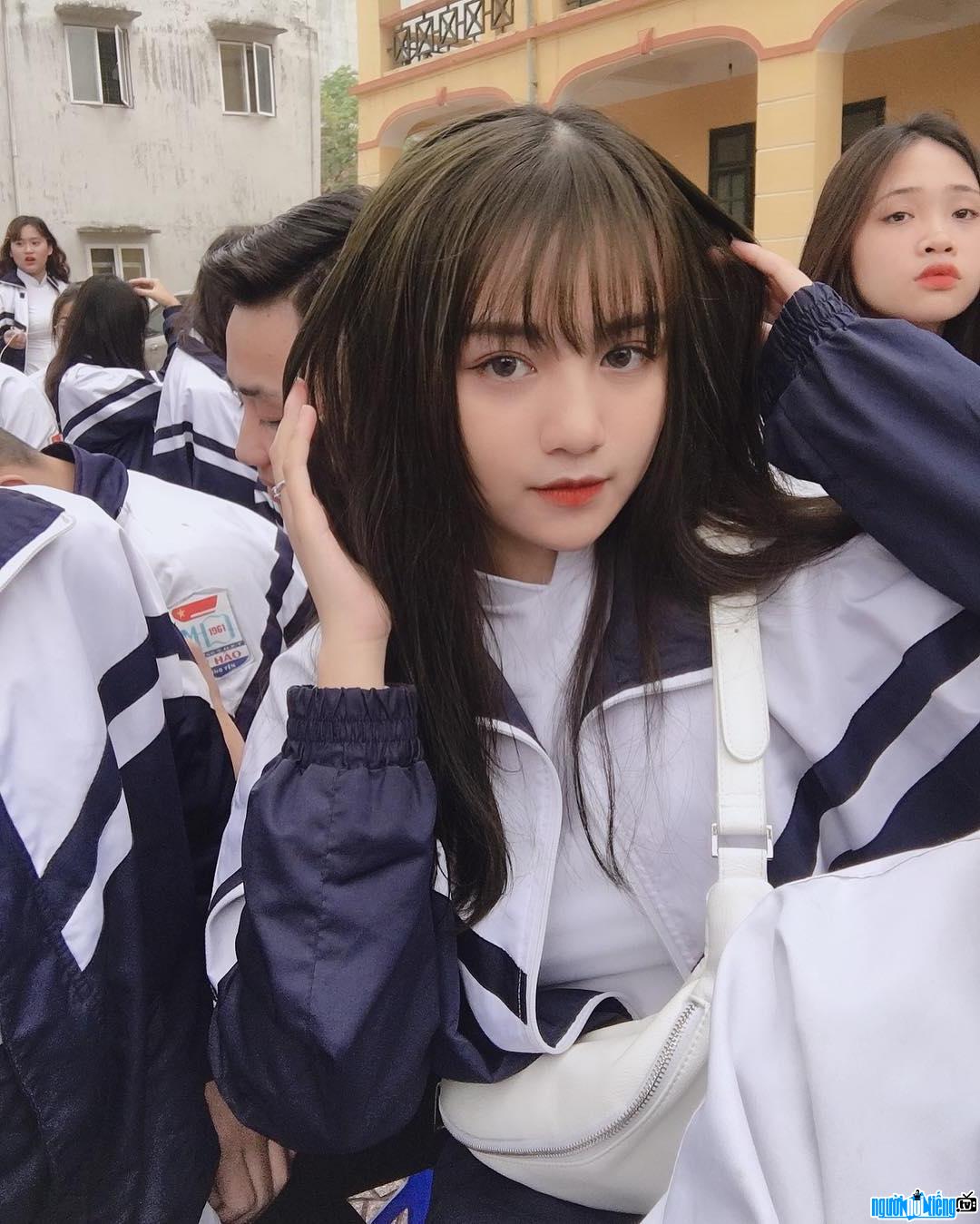 Hình ảnh Việt Hà xinh đẹp trong bộ đồng phục học sinh