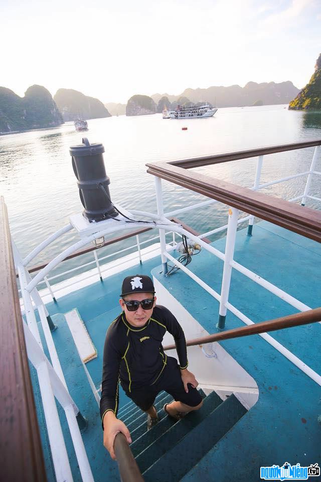 Hình ảnh MC Quang Quick trên một du thuyền
