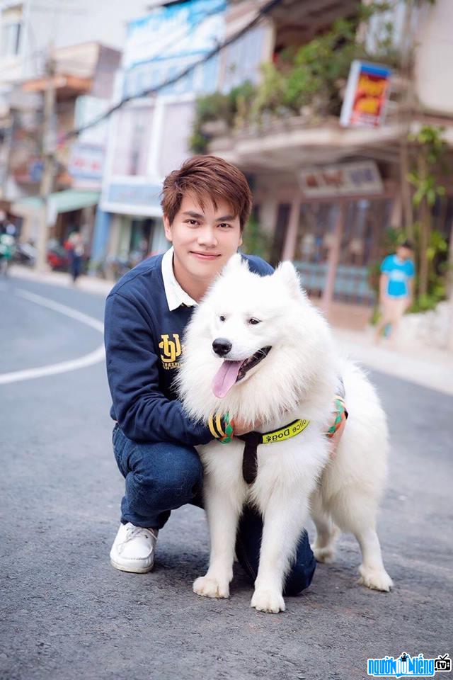 Nhiếp ảnh gia Lê Trung chụp hình cùng cún yêu