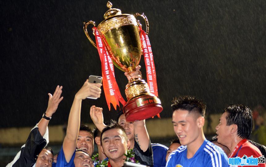 Huỳnh Tấn Sinh cùng đồng đội vinh dự nhận cup vàng