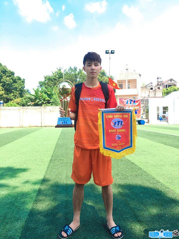 Thái Bảo tự hào nâng cao cup vô địch