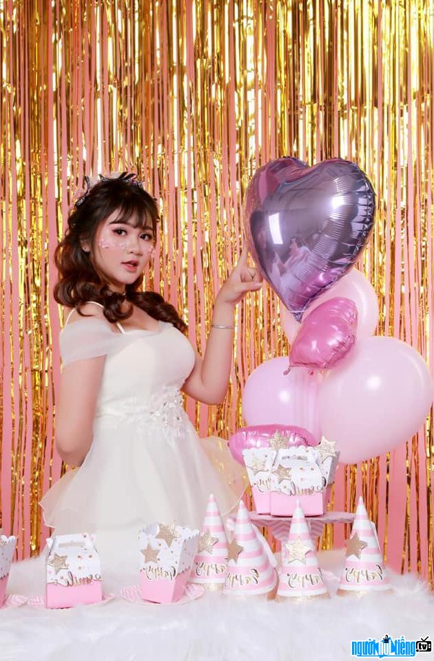 Hồng ngọc xinh đẹp tựa búp bê trong tiệc sinh nhật 18 tuổi