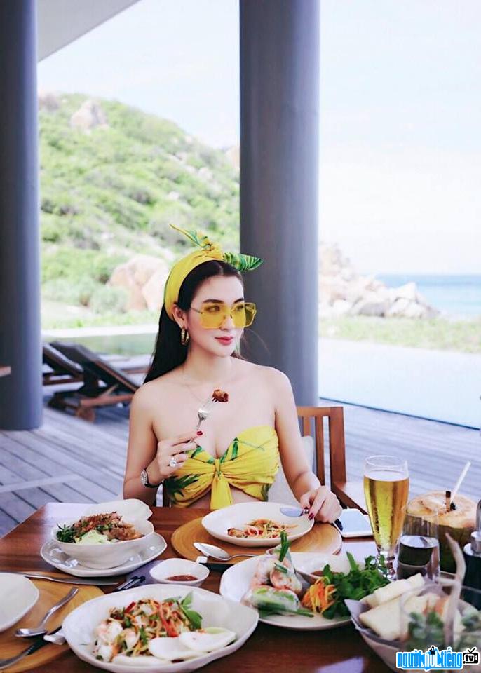 Người mẫu Ngọc Loan thường xuyên khoe ảnh chụp cuộc sống sang chảnh lên mạng xã hội