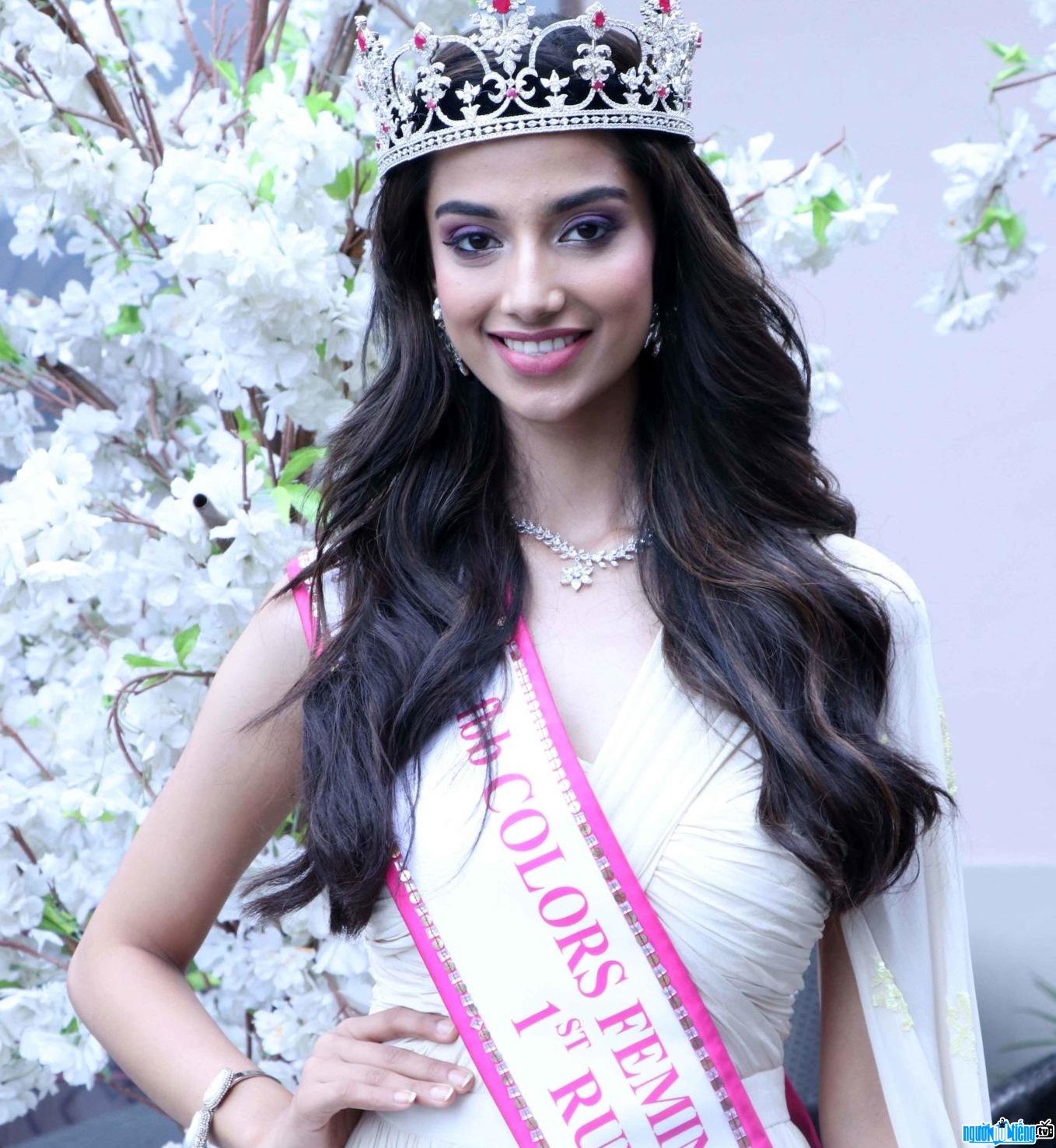 Cận cảnh nhan sắc của hoa hậu Ấn Độ Meenakshi Chaudhary