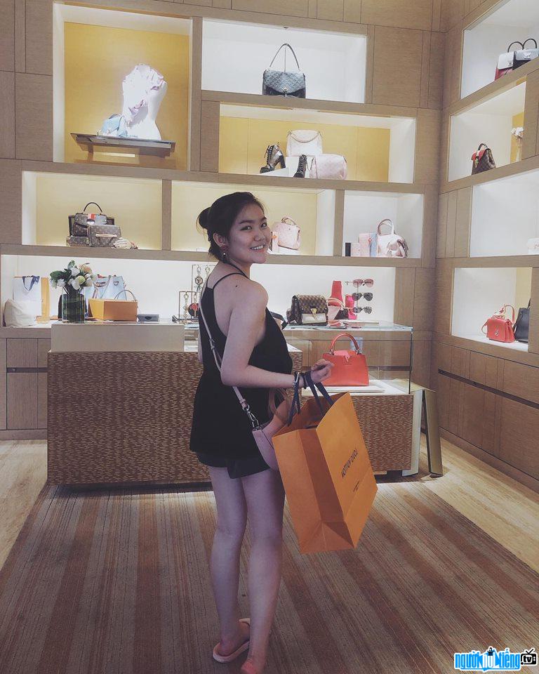 Huỳnh Giao đi mua sắm trong chuyến du lịch Singapore