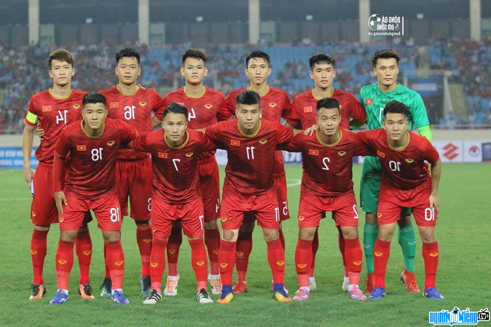Tấn Sinh cùng các tuyển thủ U23 Việt Nam