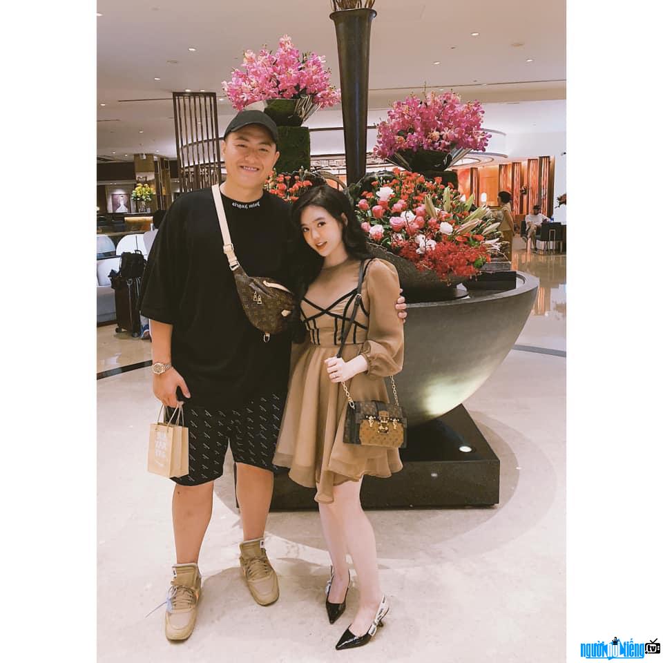 Fabo Nguyễn chụp hình cùng vợ hotgirl