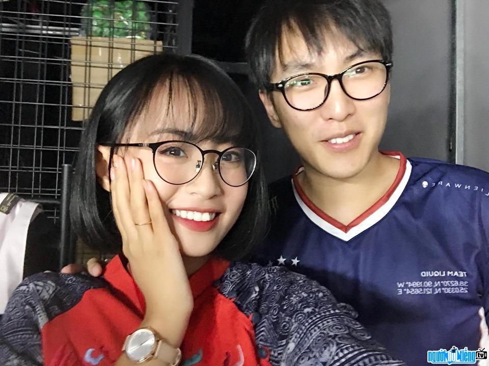 MC Minh Nghi xinh đẹp chụp hình cùng game thủ