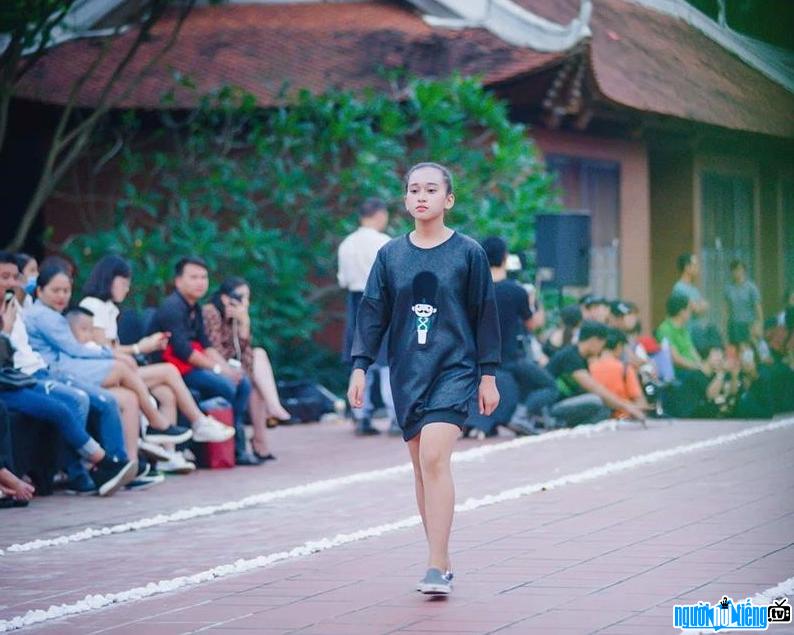 Hình ảnh người mẫu nhí Hoàng Lê Minh Trang tự tin catwalk