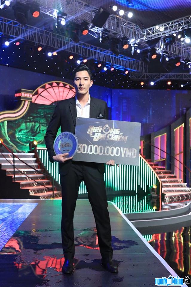 Phương Nam giành giải thưởng quán quân trong cuộc thi "Qúy ông đại chiến"