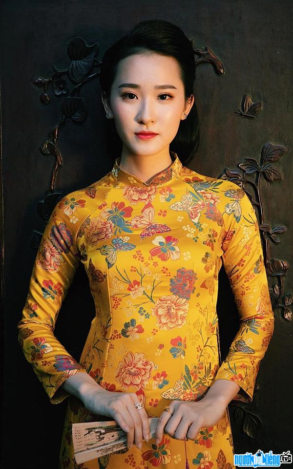 Hình ảnh Cẩm Nhi xinh đẹp dịu dàng trong tà áo dài truyền thống