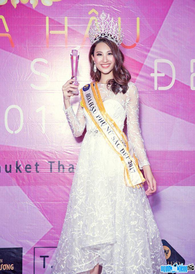 Anh Thư hạnh phúc đoạt danh hiệu Hoa hậu Phụ nữ sắc đẹp 2017