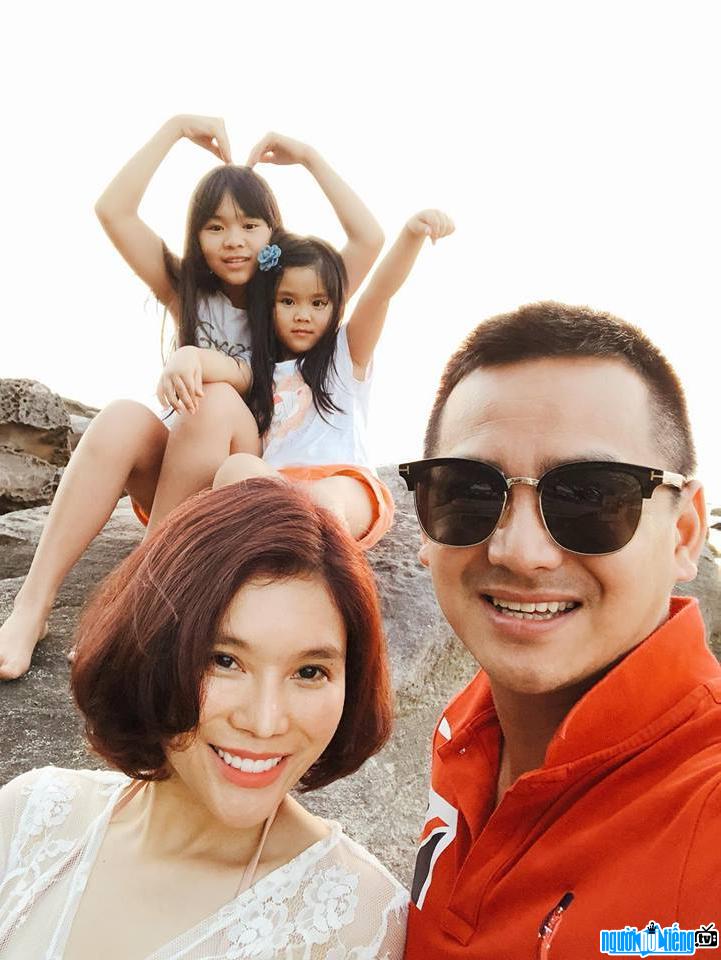 NTK Phương Linh cùng chồng và 2 con gái
