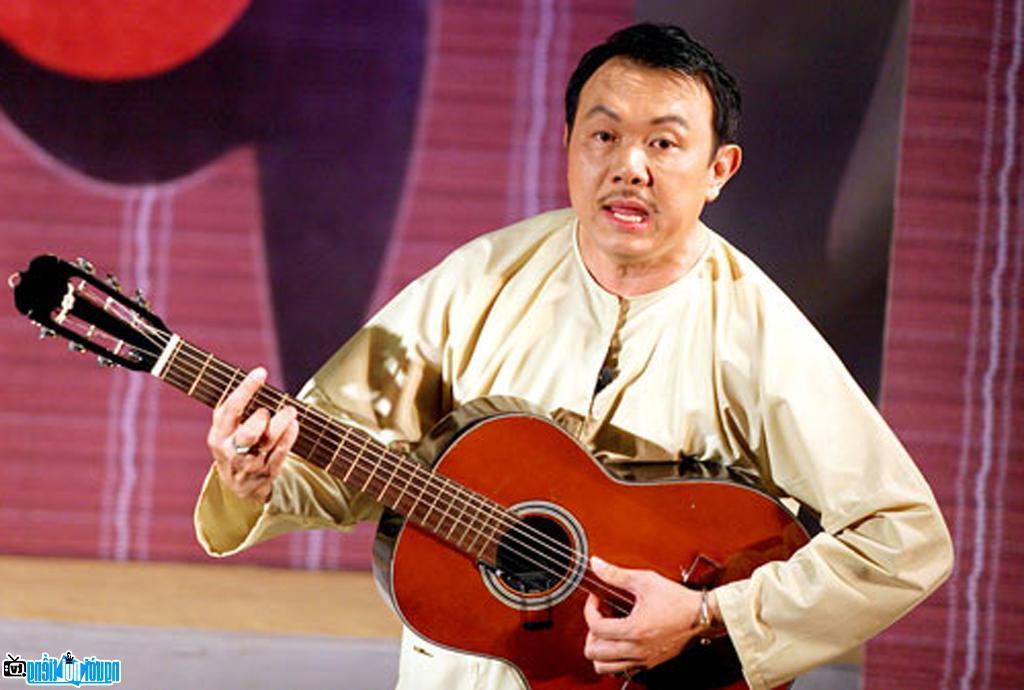 Image of Chi Tai playing with guitar