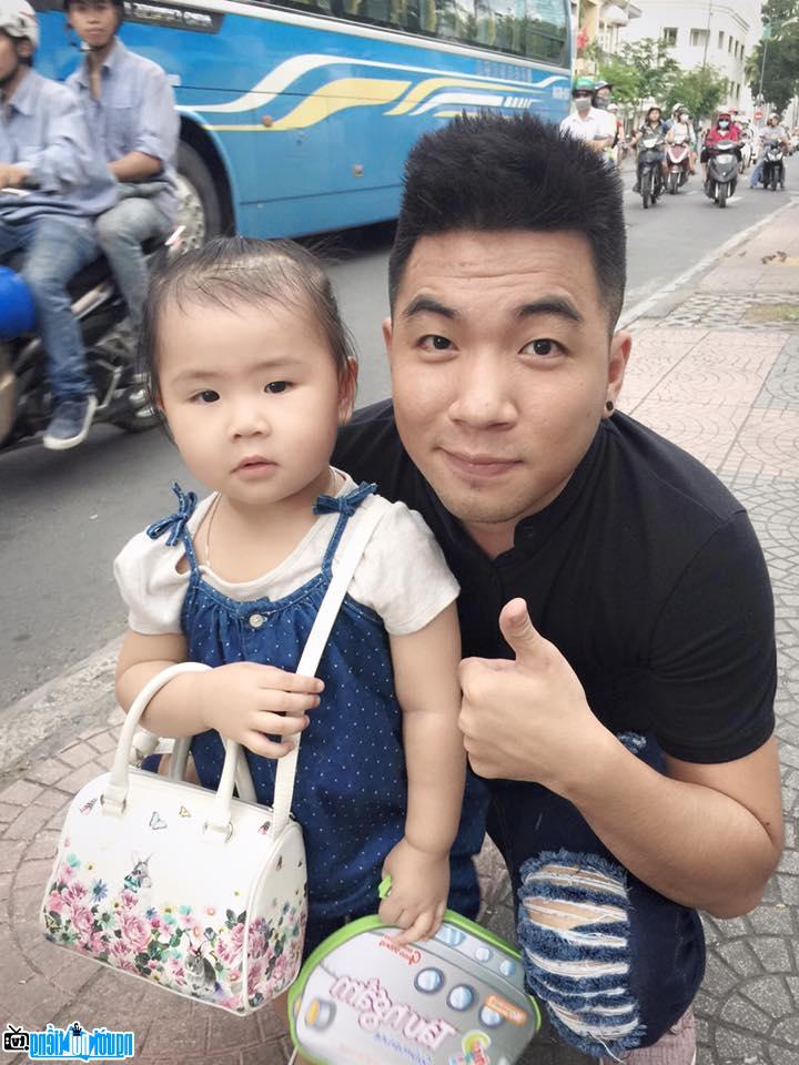 Chân dung Nhà văn Nguyễn Ngọc Thạch và bé Bìn con gái tác giả Gào