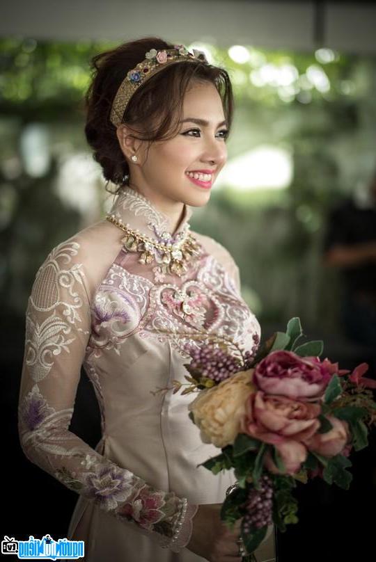 Diễn viên Đinh Ngọc Diệp diện áo dài trong ngày cưới