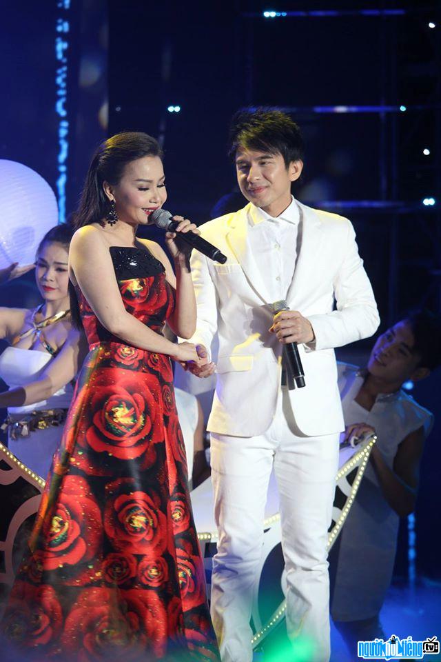 Hình ảnh ca sĩ Cẩm Ly và nam ca sĩ Đàn Trường trên sân khấu