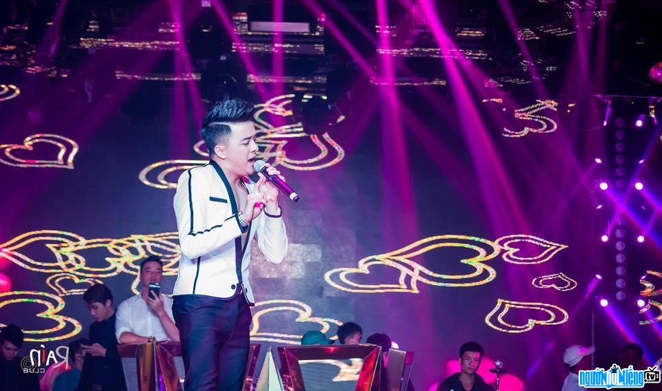 Bức ảnh ca sĩ Cao Thái Sơn đang biểu diễn trên sân khấu