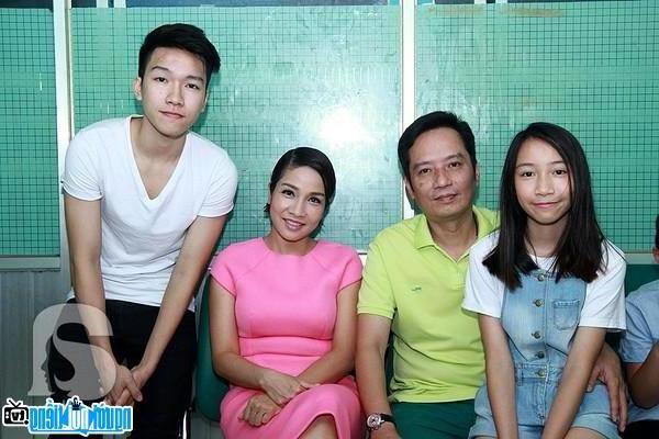  M Linh with her husband and son and daughter