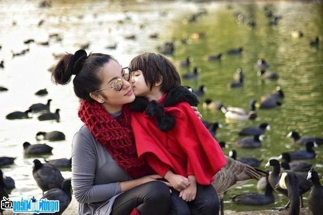  Comedian Thuy Nga with her daughter