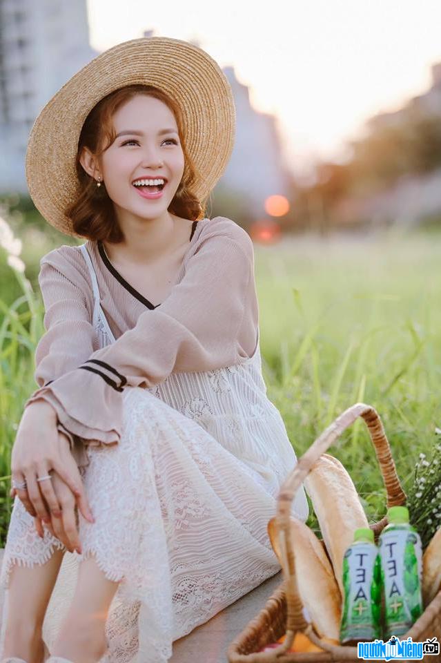  Picture of female singer Minh Hang with a bright smile