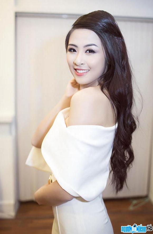 Hoa hậu Ngọc Hân ngày càng xinh đẹp và quyến rũ hơn