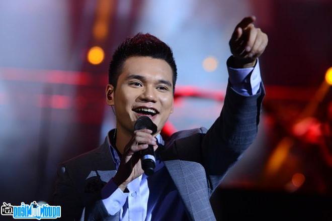  Vietnamese singer Khac Viet in his first live show