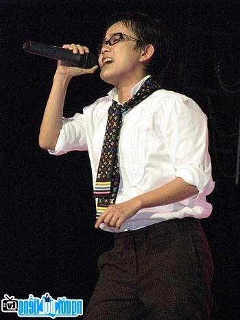 Hình ảnh nhạc sĩ Phương Uyên hát trên sân khấu