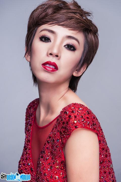  Comedian Thu Trang shows off her sharp beauty