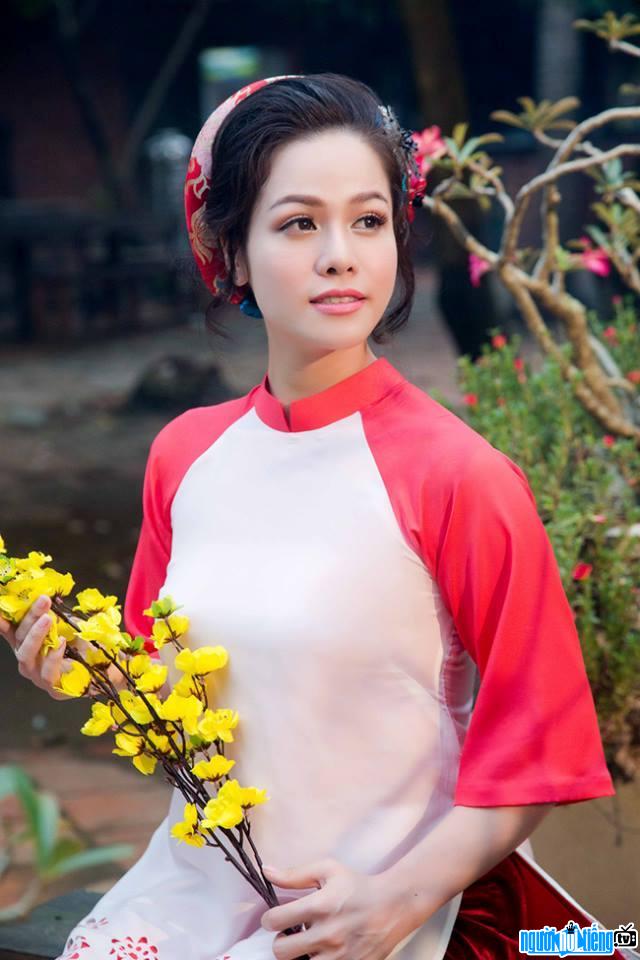 Bức ảnh ca sĩ Nhật Kim Anh dịu dàng trong bộ áo dài cách tân