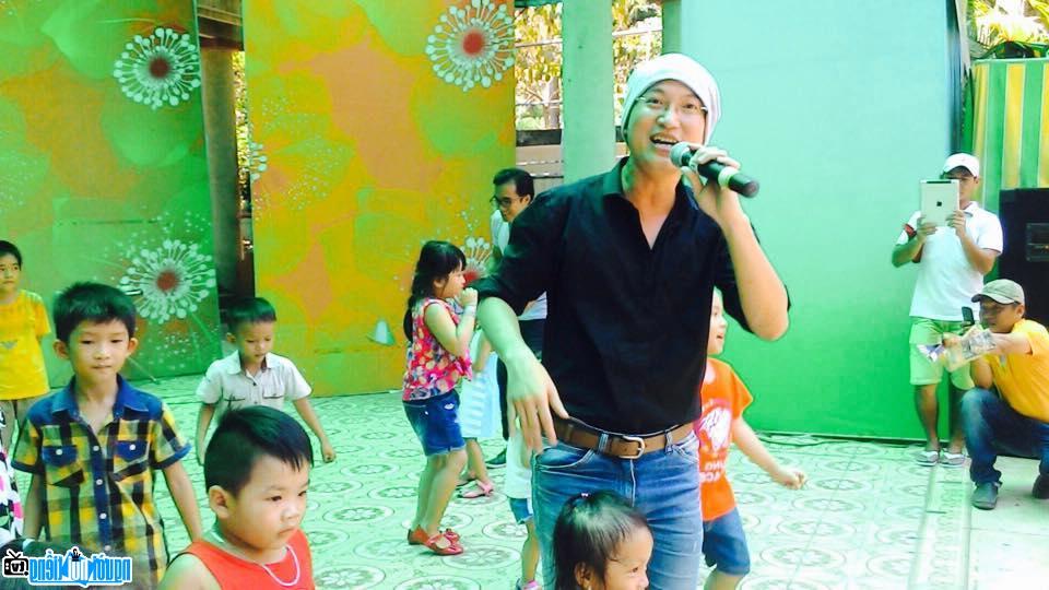  Singer Sy Luan singing with children