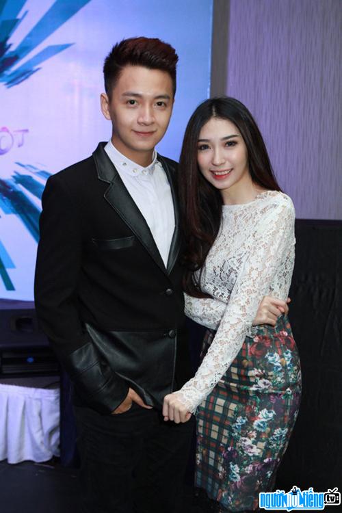 A photo of singer Khong Tu Quynh lovingly with his boyfriend Ngo Kien Huy