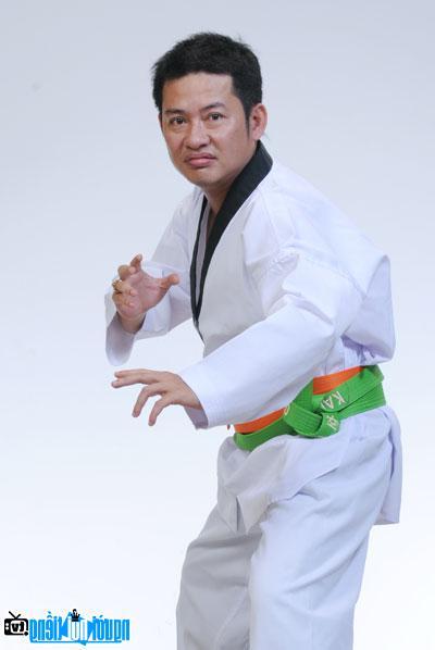 Comedian Tan Beo's image in martial arts costumes