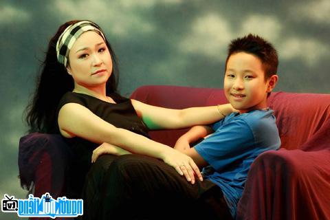  Cheo singer Minh Phuong and his son