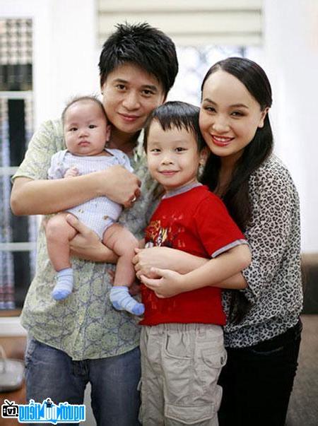Nghệ sĩ chèo Thu Huyền cùng chồng - Ca sĩ Tấn Minh và hai con