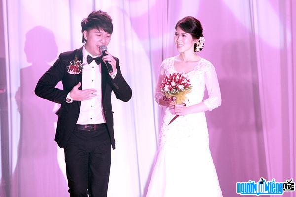 Bức ảnh ca sĩ Minh Vương và vợ trong lễ cưới của mình