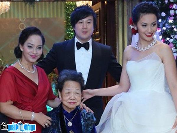  Thanh Bui and his wife took a photo with his wife's family during the wedding ceremony
